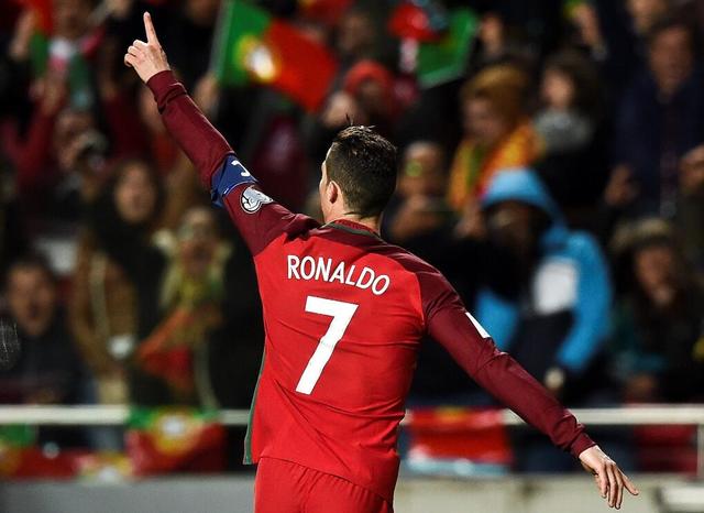 3月4日，明星委员宋春丽、宋丹丹现身，进行政协小组讨论。
