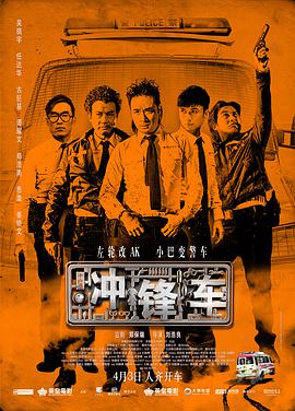 唐嫣在拍照过程中还不忘用自己手机挡在胸口，以免仰拍走光。