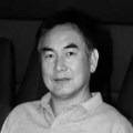 她从不掩饰对哥哥吴迪的关心与骄傲，尽管偶尔会以调侃的方式表达，但那份深厚的兄妹情谊却溢于言表。